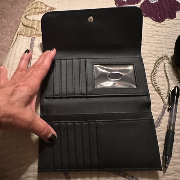 Brand new Guess Wallet - Picture 3 of 3
